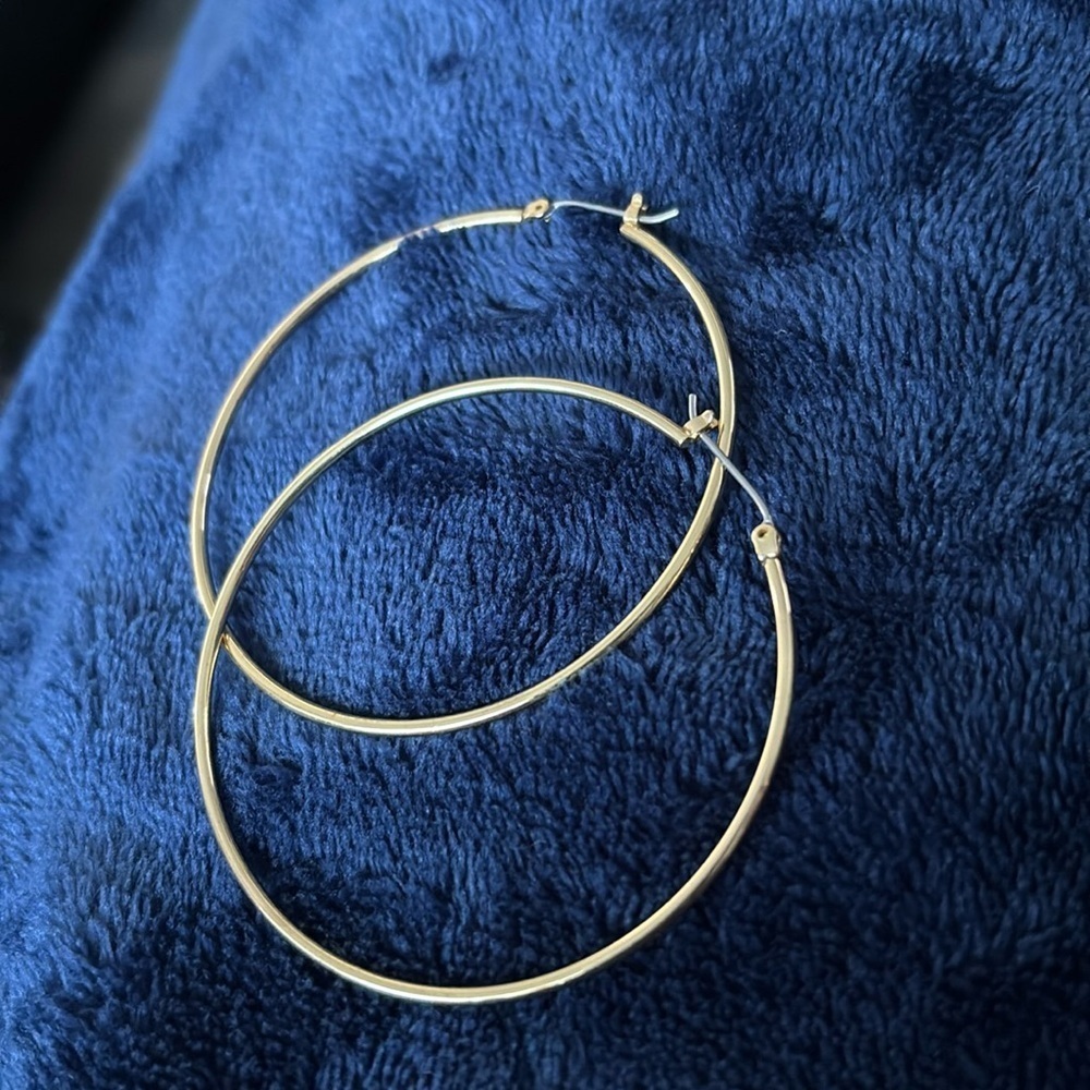 Vintage style Gold tone fashion hoop earrings - Picture 3 of 7